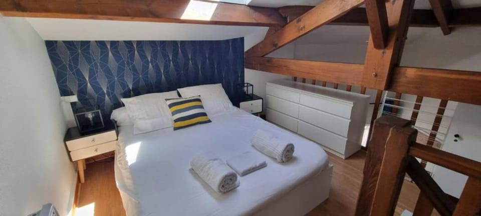 Bed, Photo of the whole room, Bedroom, towels