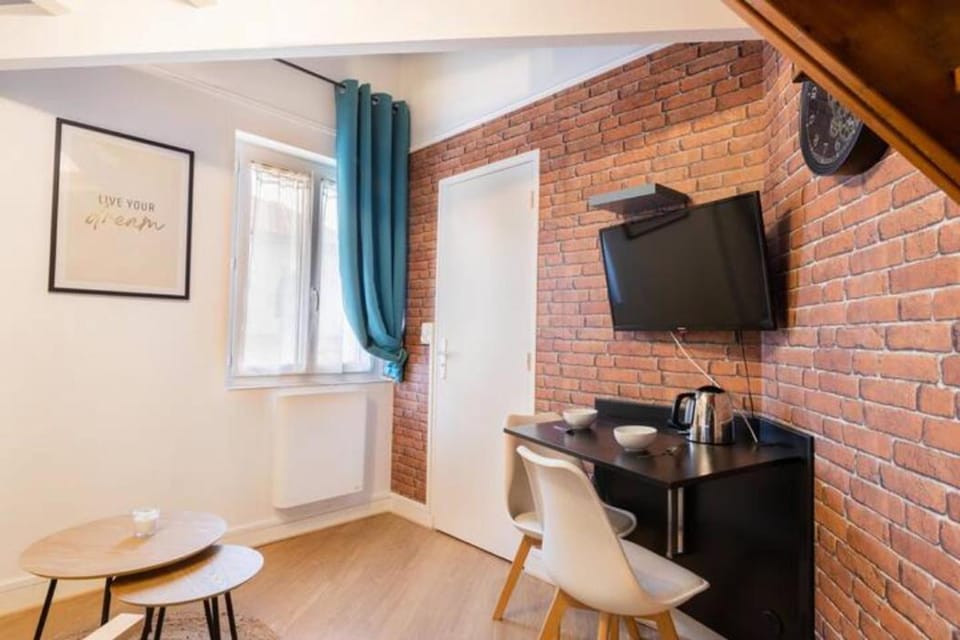 TV and multimedia, Coffee/tea facilities, Dining area, hair dresser