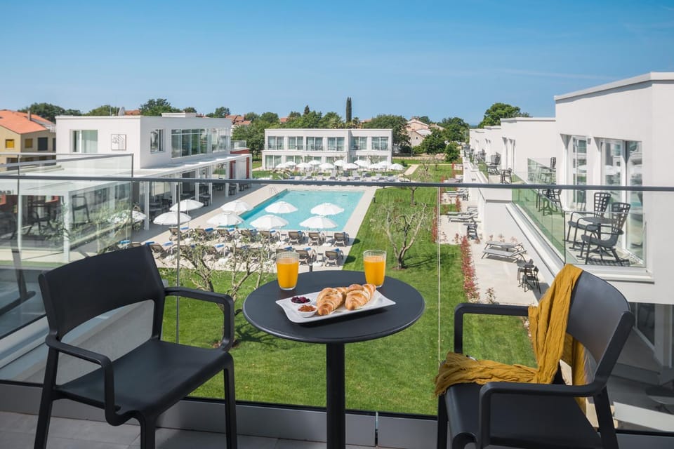 Property building, Day, View (from property/room), Balcony/Terrace, Seating area, Pool view, Swimming pool, Breakfast, sunbed