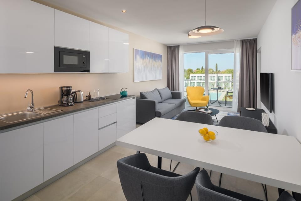 TV and multimedia, Coffee/tea facilities, Kitchen or kitchenette, Living room, Seating area, Dining area, Swimming pool, dishwasher, minibar, room service, stove