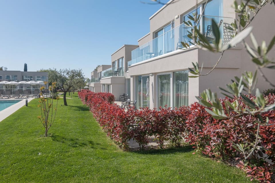 Property building, Balcony/Terrace, Swimming pool