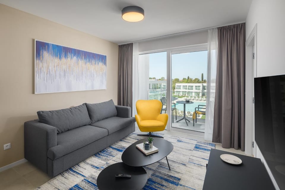 TV and multimedia, View (from property/room), Balcony/Terrace, Living room, Pool view, Swimming pool, room service