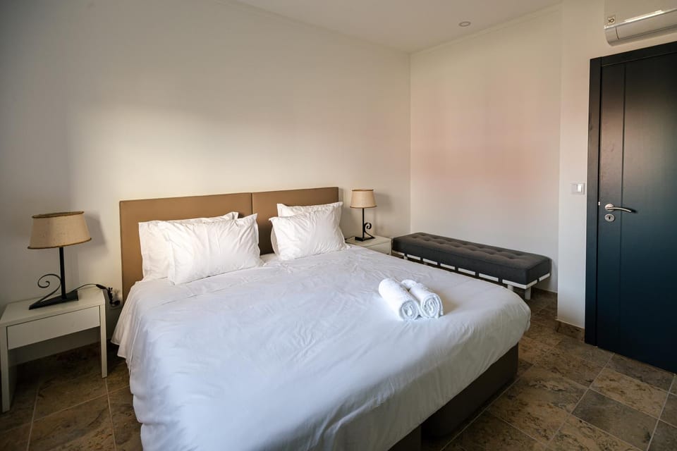 Bed, Bedroom, towels, wardrobe