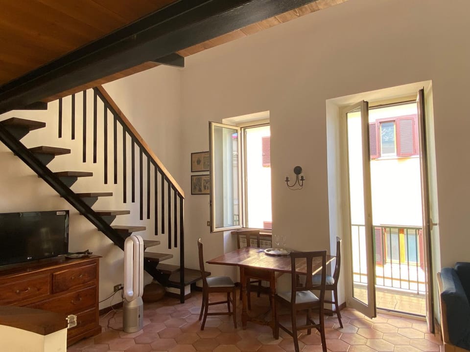 TV and multimedia, Living room, Seating area, Dining area