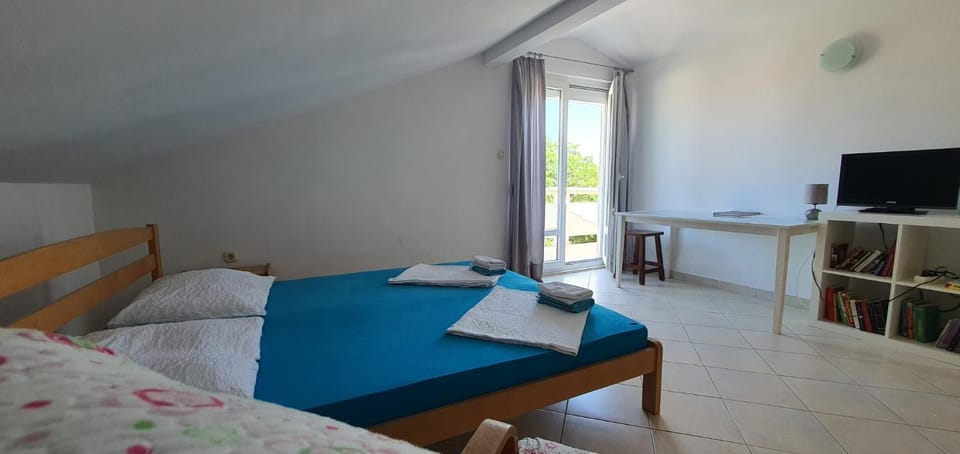 Bed, TV and multimedia, Bedroom