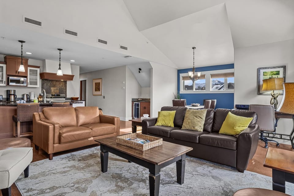 Luxury Penthouse - 3 King Suites - UG Parking House in Canmore