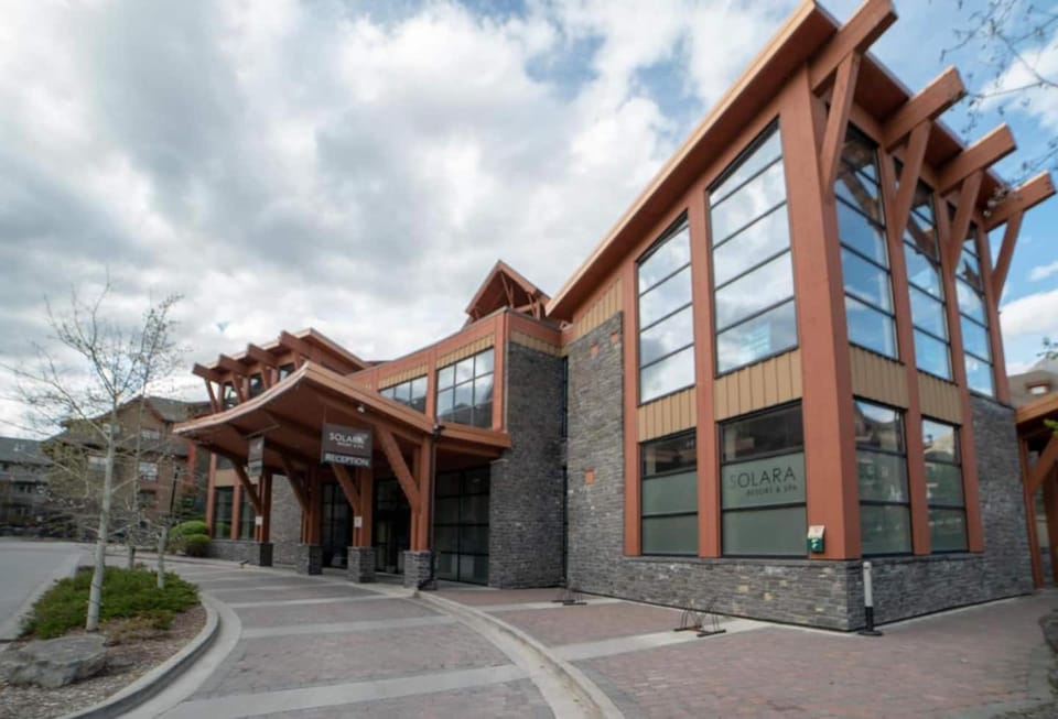 Luxury Penthouse - 3 King Suites - UG Parking House in Canmore