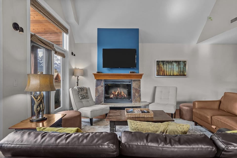 Luxury Penthouse - 3 King Suites - UG Parking House in Canmore
