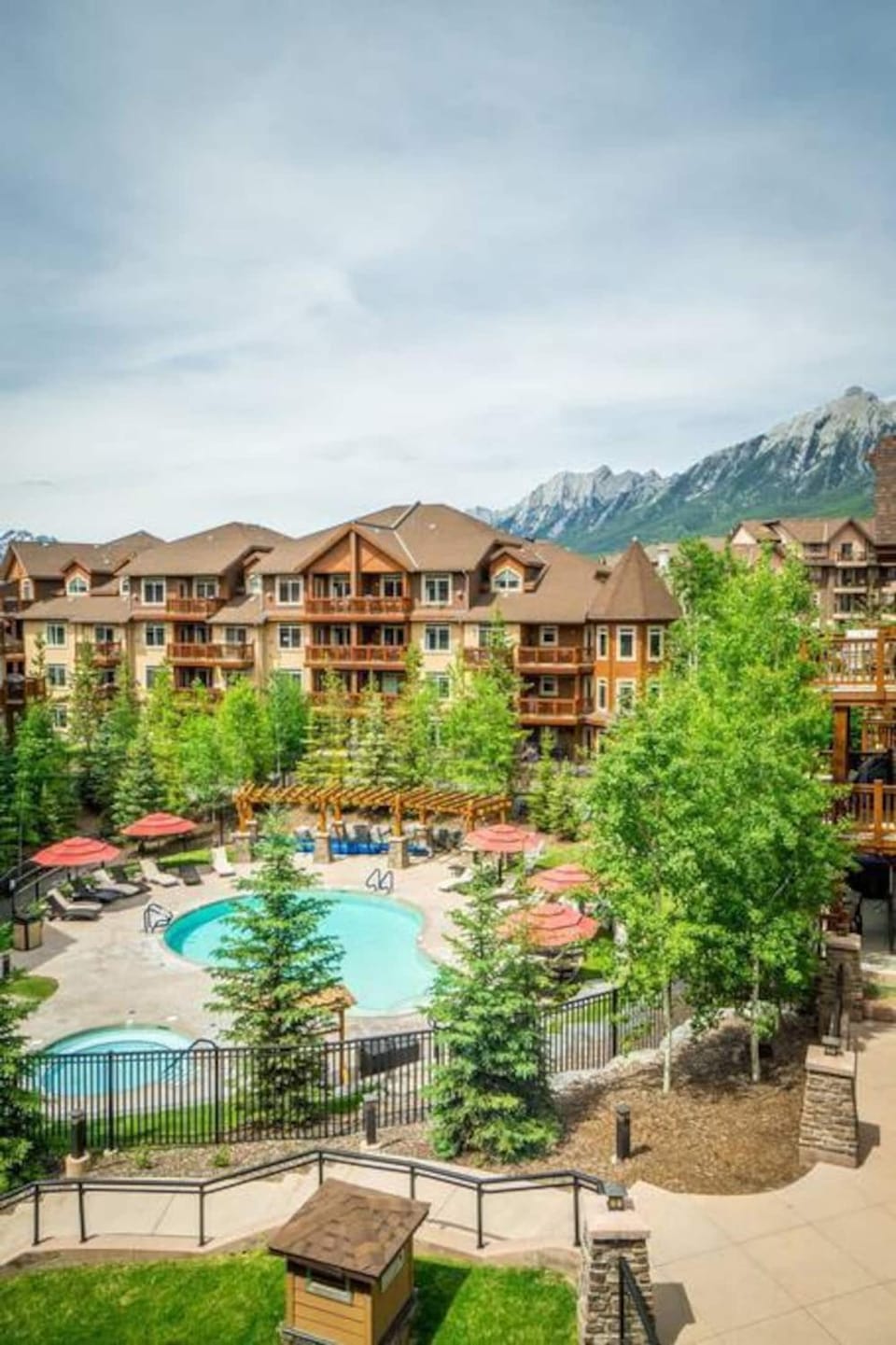 Spacious Penthouse Suite-King Beds-Pool & Hot Tub House in Canmore