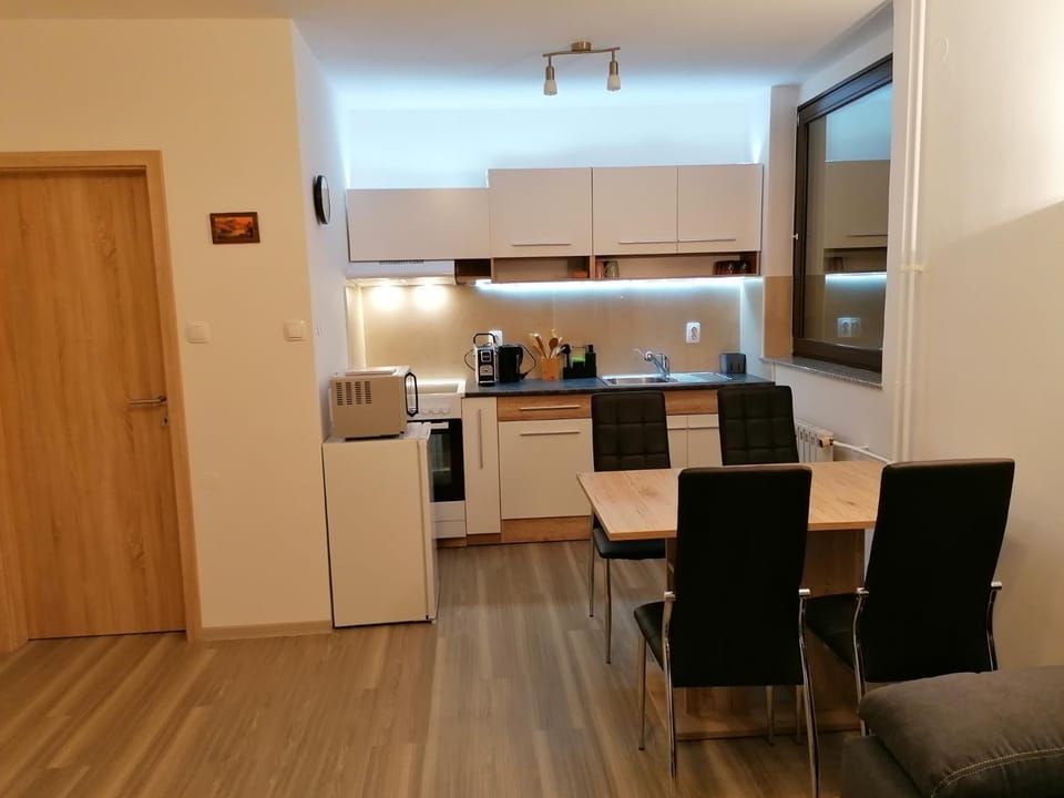 Kitchen or kitchenette, Dining area, Communal kitchen