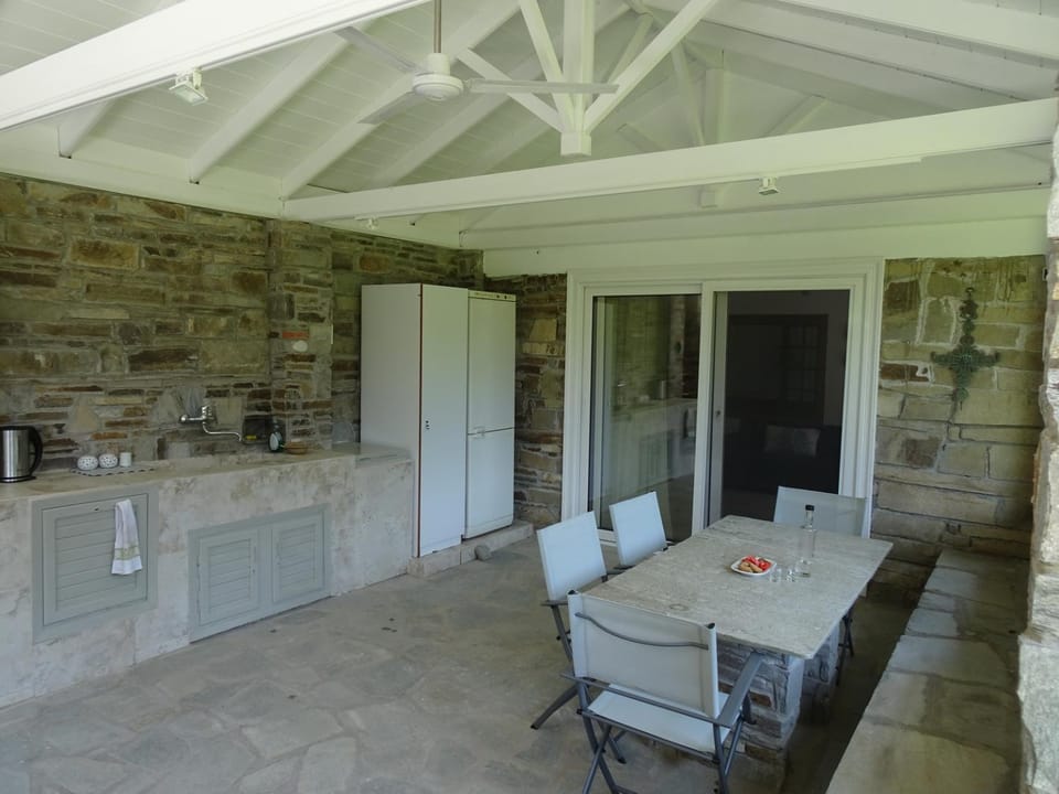 Patio, Kitchen or kitchenette, Dining area