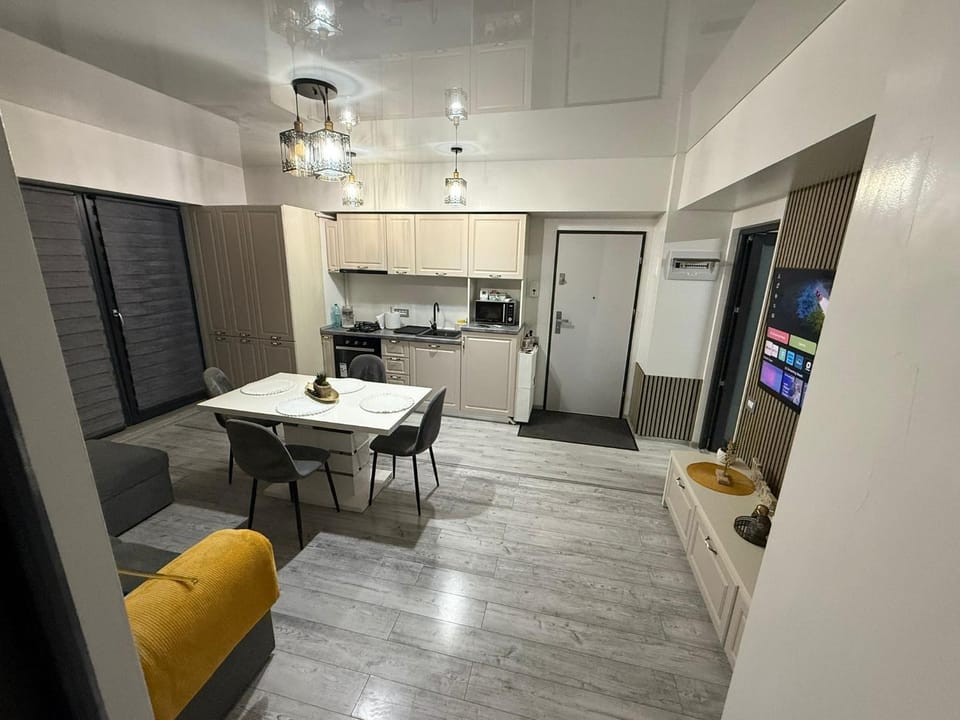 TV and multimedia, Kitchen or kitchenette, Dining area, oven, stove