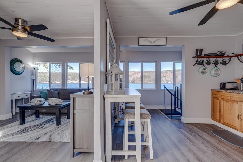 Kitchen or kitchenette, Dining area, fireplace