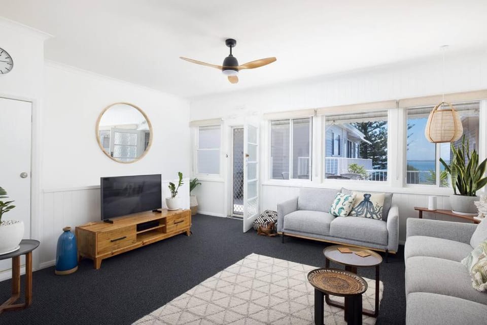 TV and multimedia, Living room, Seating area, Sea view