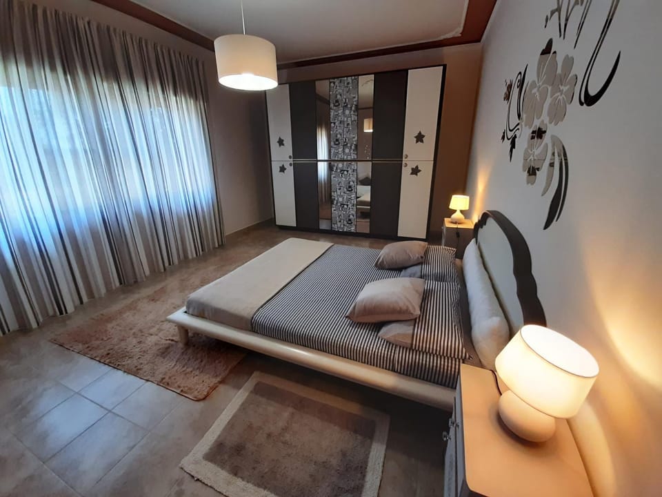 Bed, Photo of the whole room, Bedroom, Family