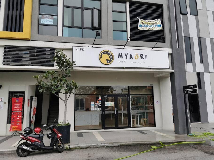 Kajang Town Homestay at MKH Boulevard NETFLIX, WIFI and Air conditioning in bedroom only Apartment in Negeri Sembilan, Malaysia