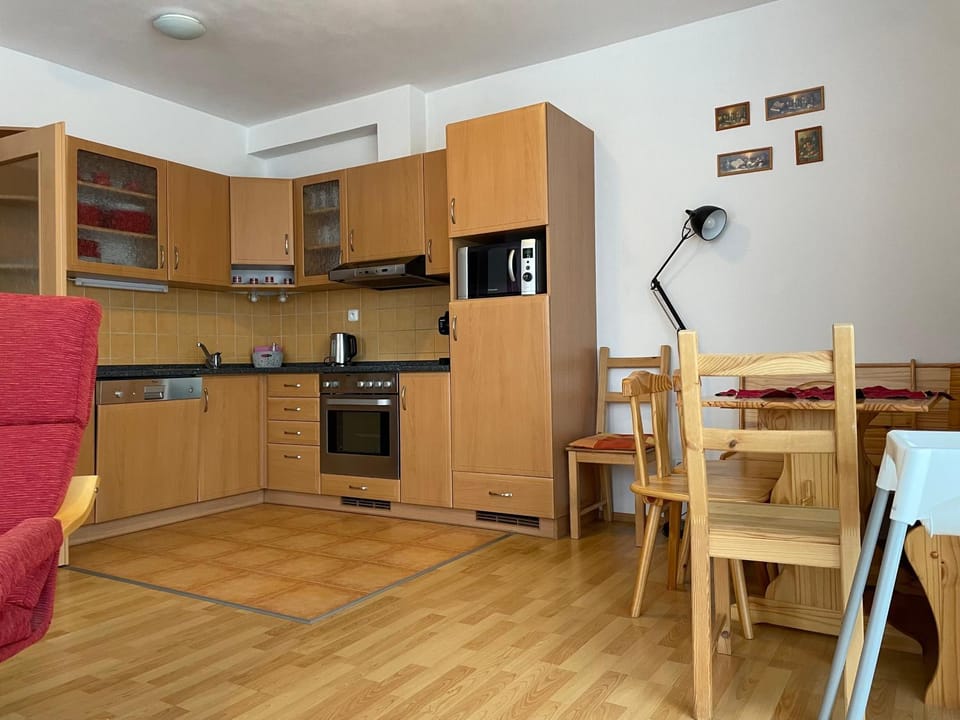 Kitchen or kitchenette, Dining area, Communal kitchen, minibar