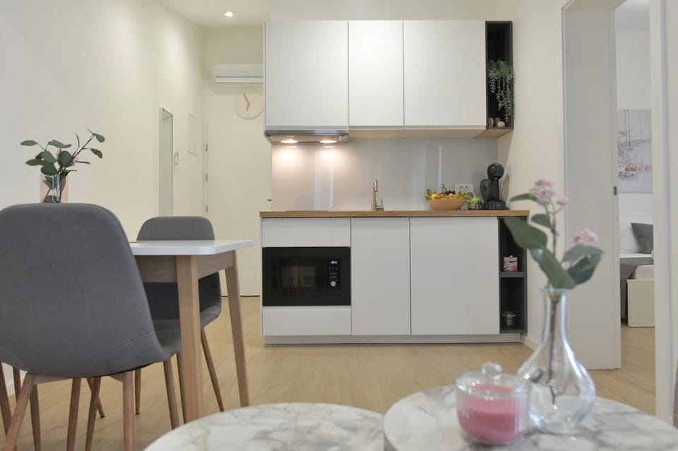 Kitchen or kitchenette, Dining area