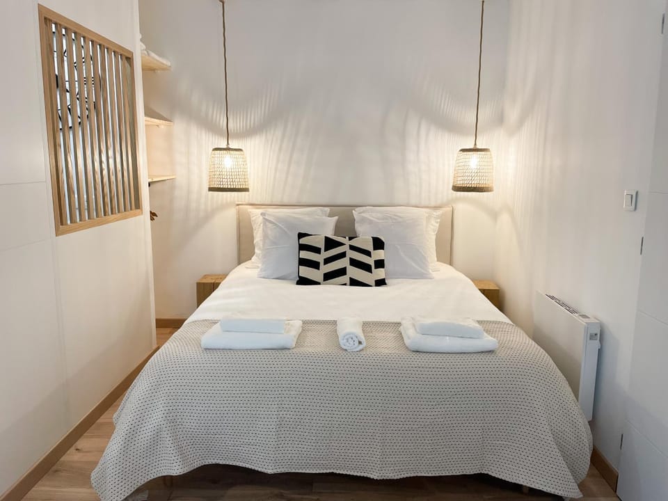Bed, Photo of the whole room, Bedroom