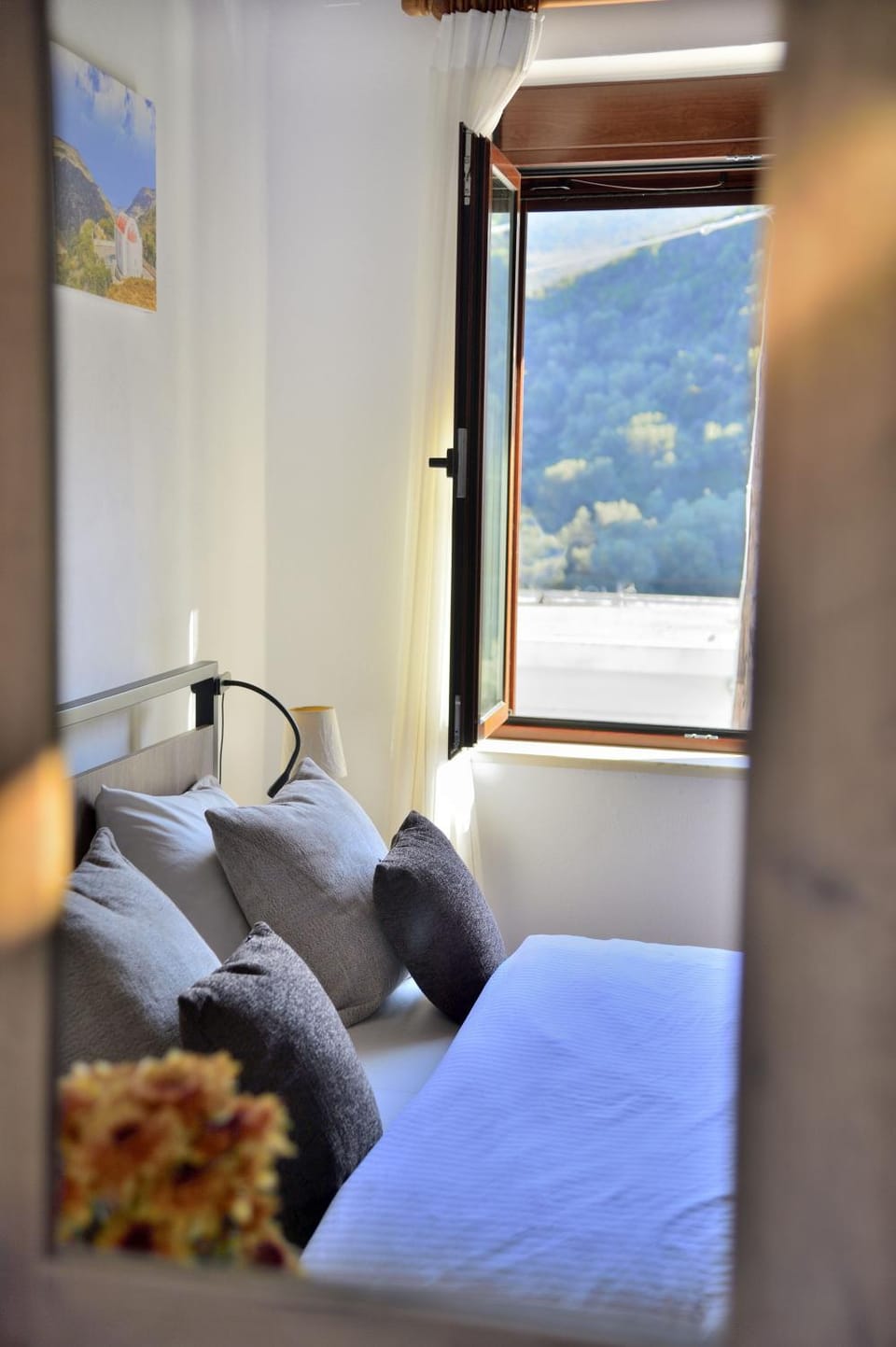 Bedroom, Mountain view