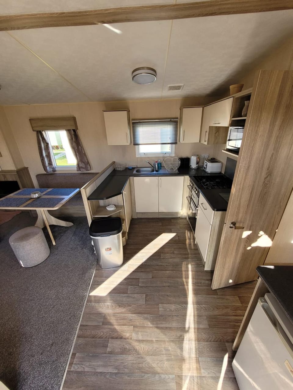 Kitchen or kitchenette, minibar