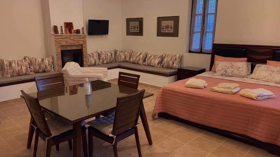 Bed, Living room, Dining area, Bedroom, Dinner, flat iron
