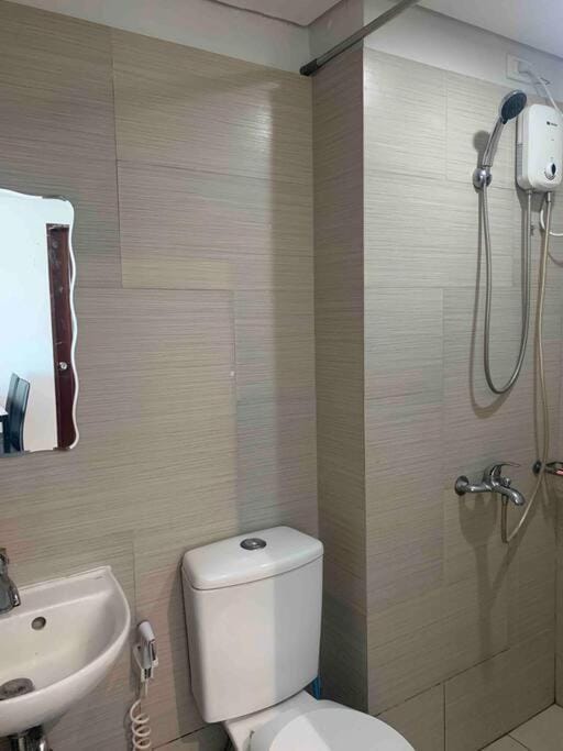Lovely Spacious Condo With Balcony Apartment in Muntinlupa