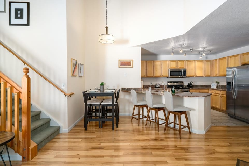 Kitchen or kitchenette, Dining area