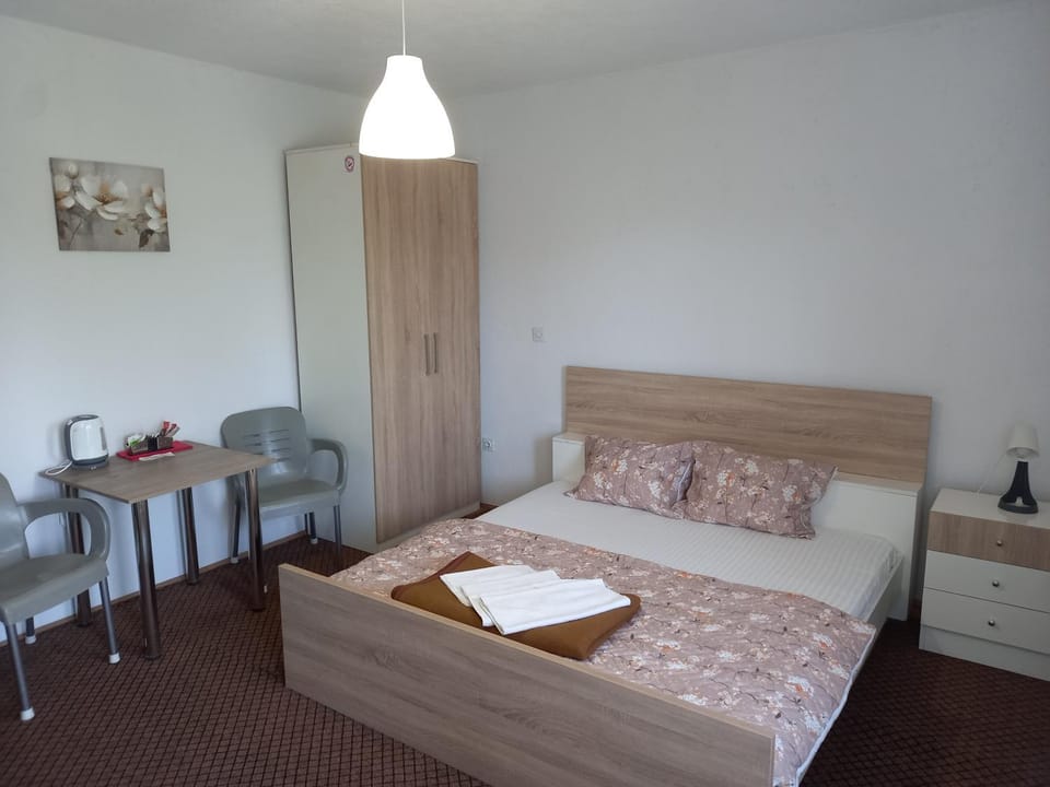 Bed, Living room, Seating area, Bedroom, wardrobe