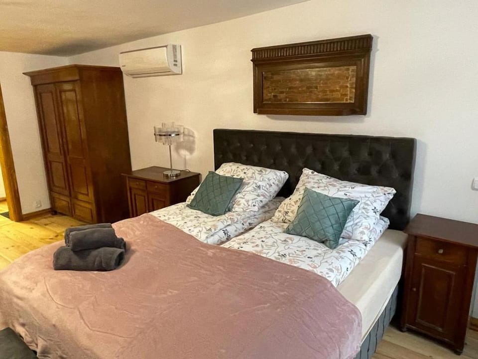 Bed, Living room