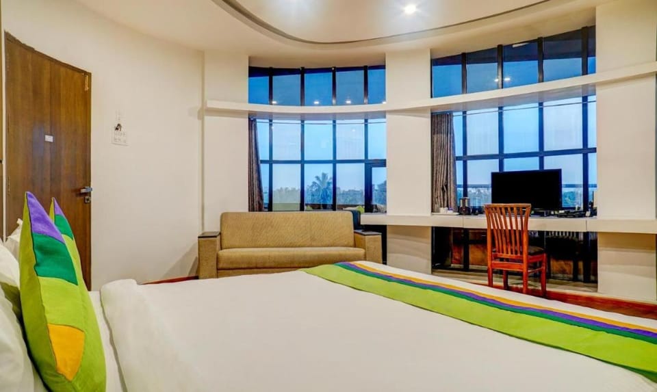 TV and multimedia, Photo of the whole room, Seating area, Bedroom