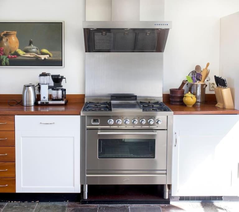 Coffee/tea facilities, Kitchen or kitchenette, oven, stove, toaster