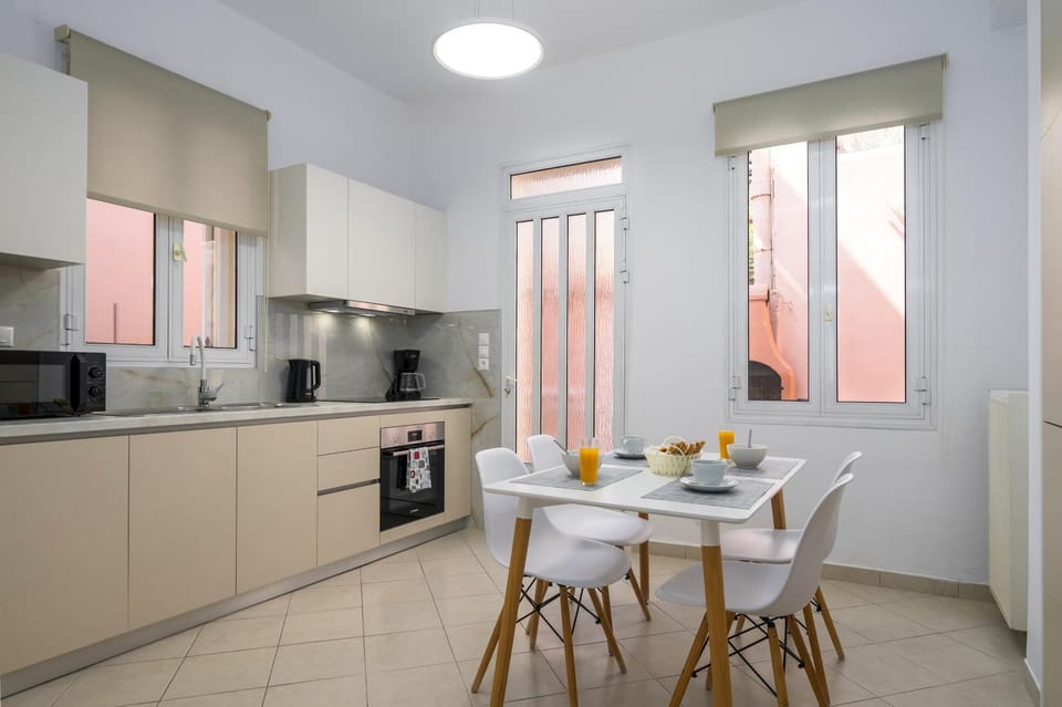 Coffee/tea facilities, Kitchen or kitchenette, Food and drinks, Dining area, Food, dishwasher, oven, stove, toaster