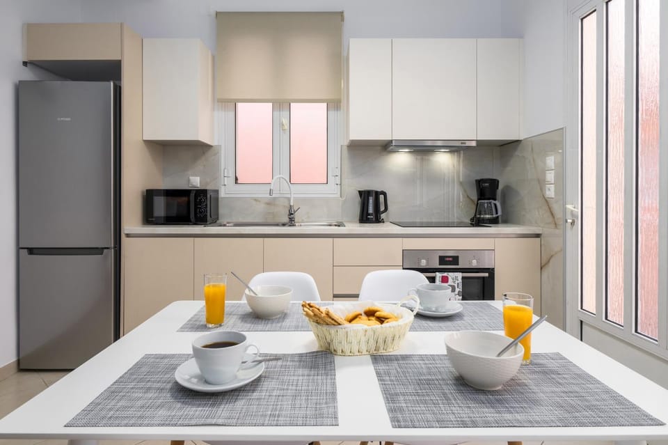 Coffee/tea facilities, Kitchen or kitchenette, Dining area, stove, toaster