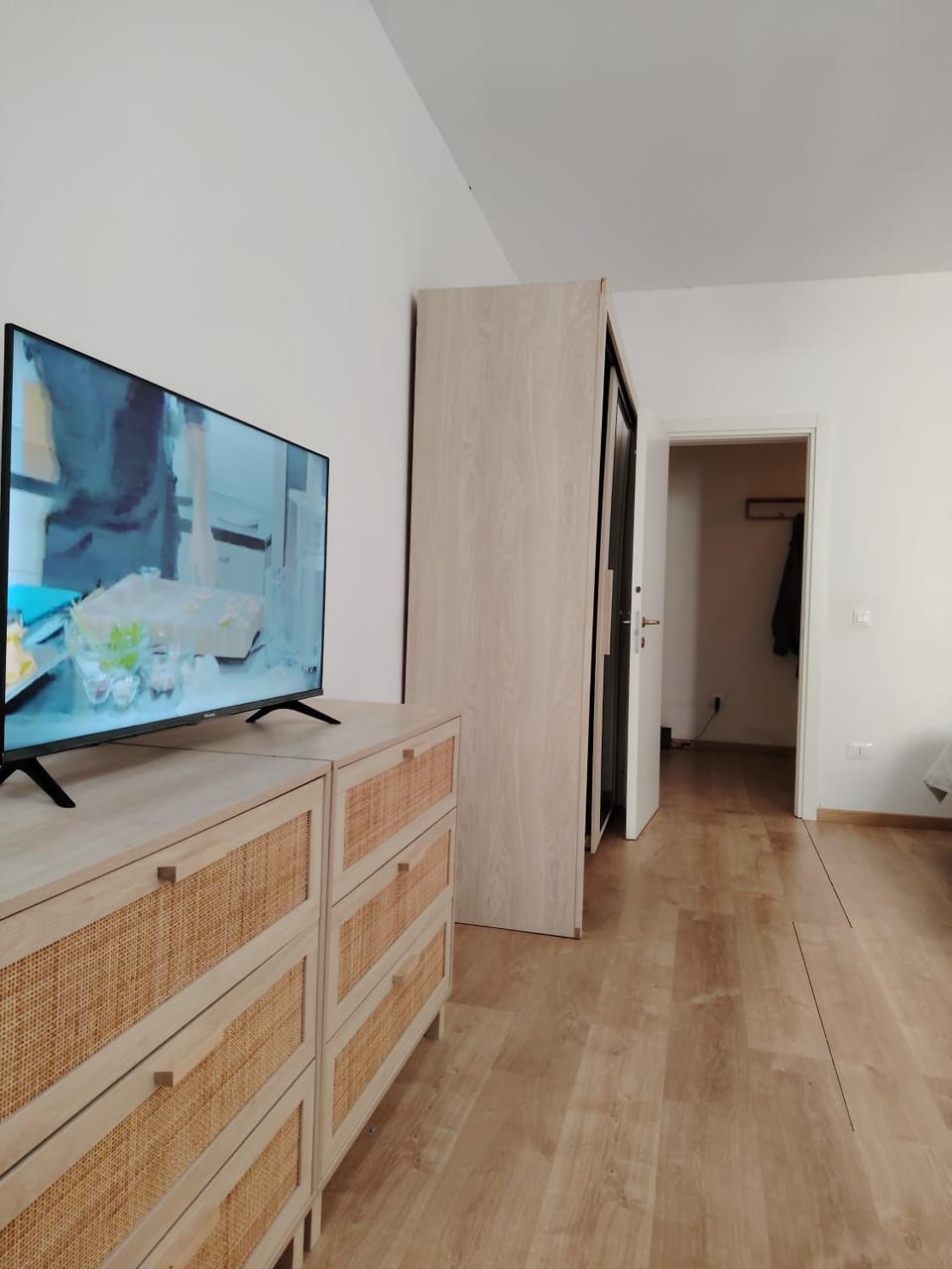 Communal lounge/ TV room, Bed, TV and multimedia, Photo of the whole room, Evening entertainment, Bedroom, wardrobe