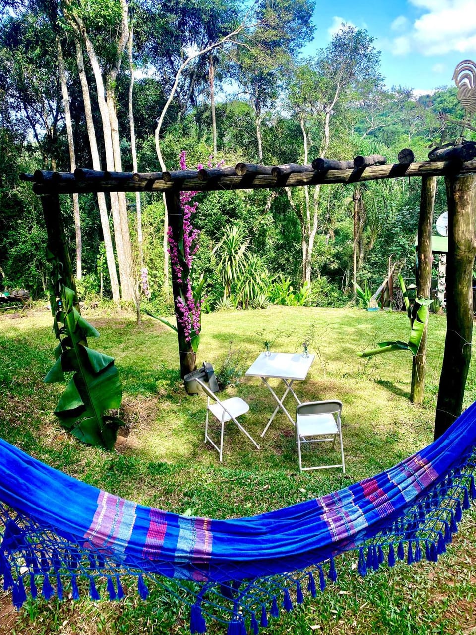 Casa de campo com muito verde e paz, 2 quartos, Wi-Fi, churrasqueira, deck, trilha House in State of São Paulo
