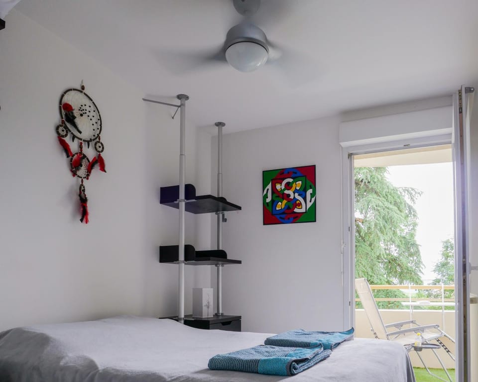 Bed, Photo of the whole room, Decorative detail, Bedroom, fireplace, sunbed, towels