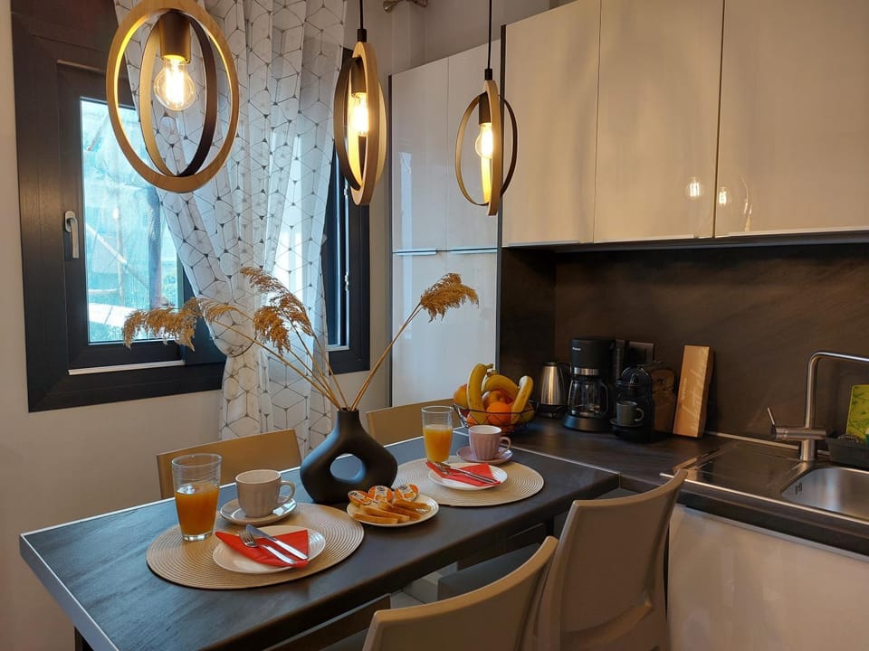 Coffee/tea facilities, Kitchen or kitchenette, Dining area