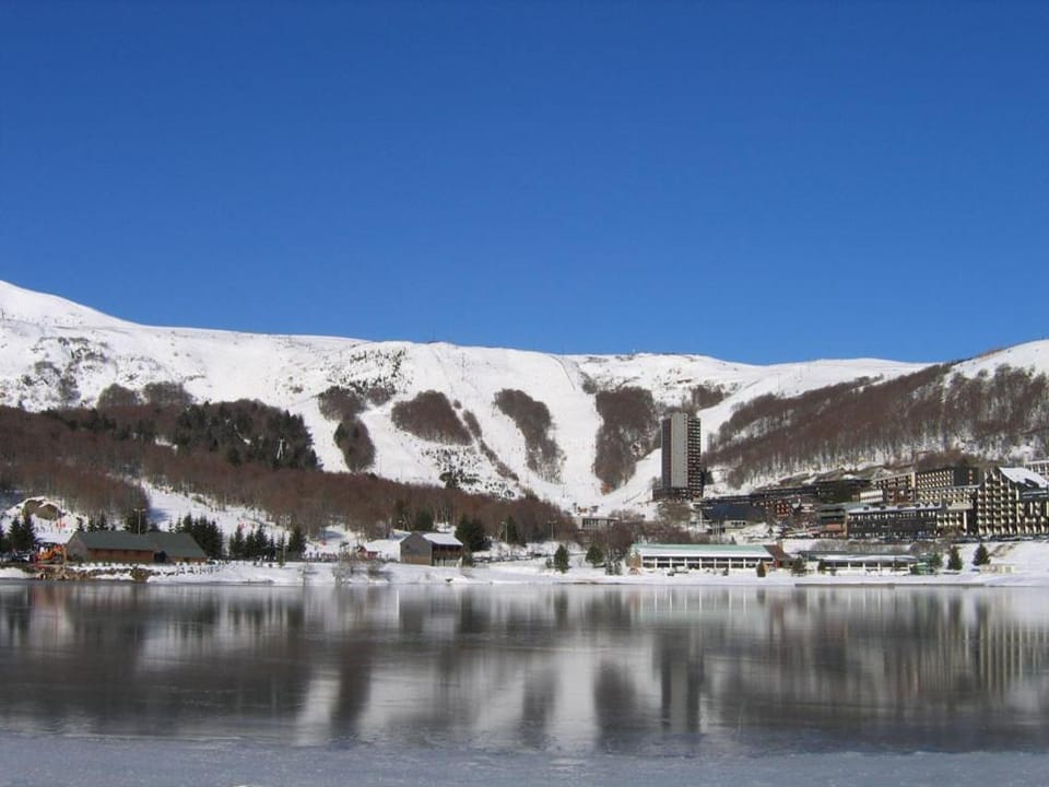 Grand studio 6 pers. Super Besse, Résidence *** Apartment in Besse-et-Saint-Anastaise