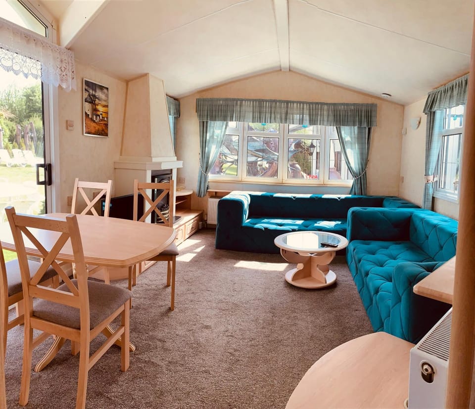 View (from property/room), View (from property/room), Living room, Seating area, Dining area, flat iron