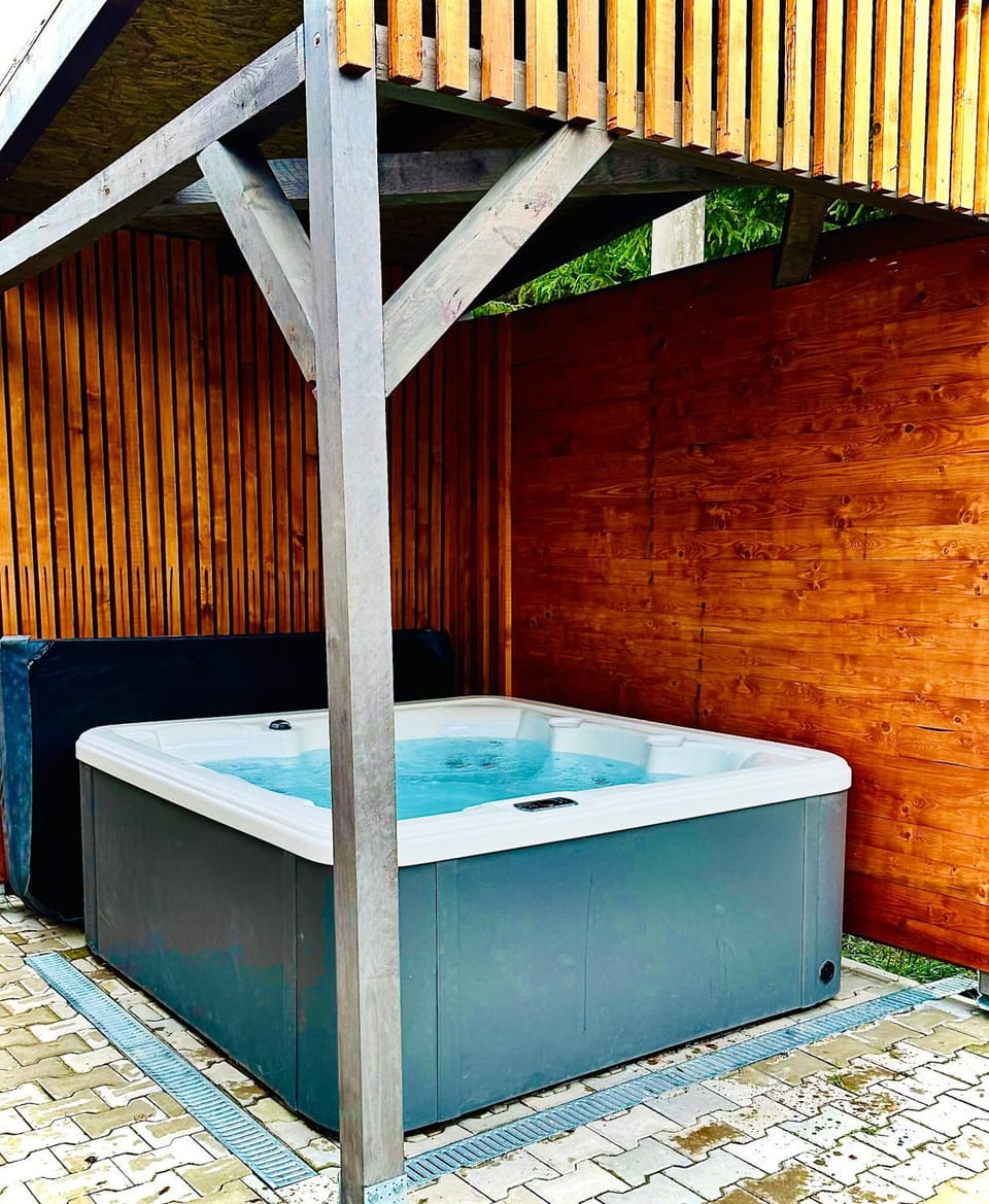 Hot Tub, Hot Tub