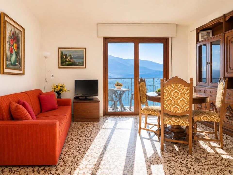 Communal lounge/ TV room, Natural landscape, TV and multimedia, View (from property/room), Balcony/Terrace, Living room, Seating area, Evening entertainment, Mountain view