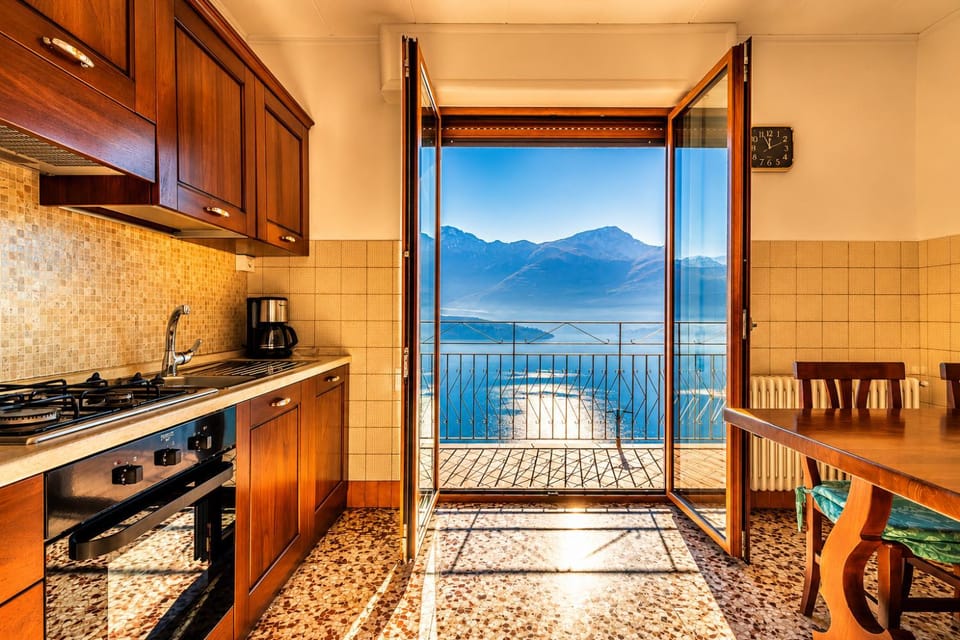 Natural landscape, Kitchen or kitchenette, Dining area, Lake view, Mountain view, stove