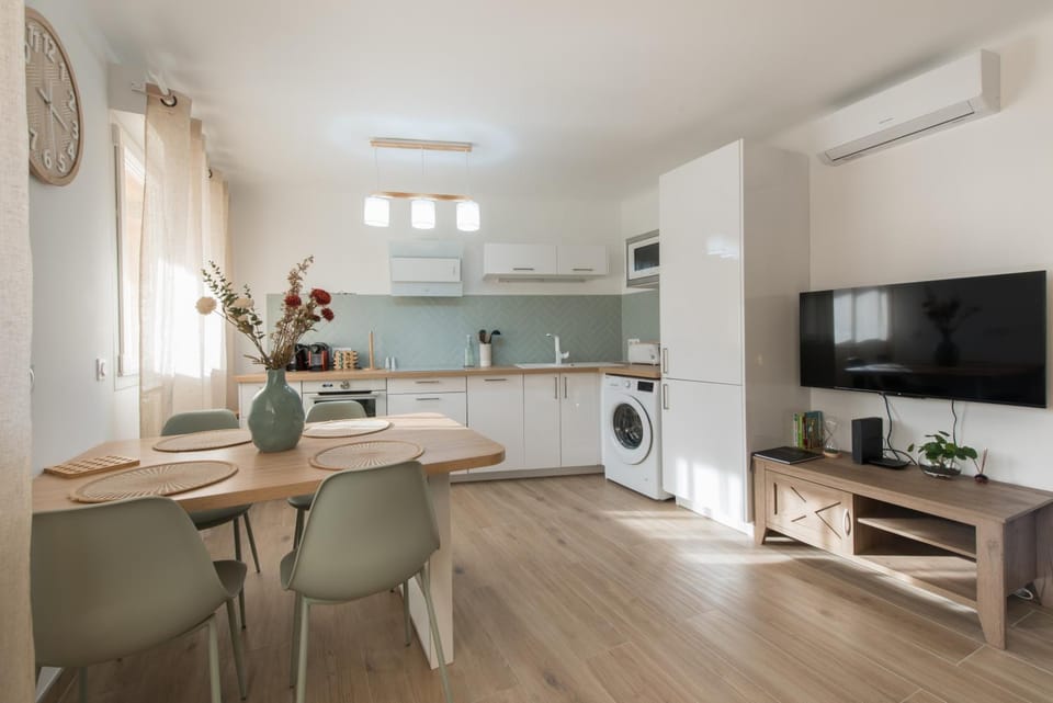 TV and multimedia, Kitchen or kitchenette, Living room, Seating area, Dining area