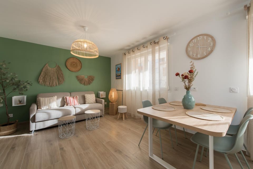Living room, Seating area, Dining area