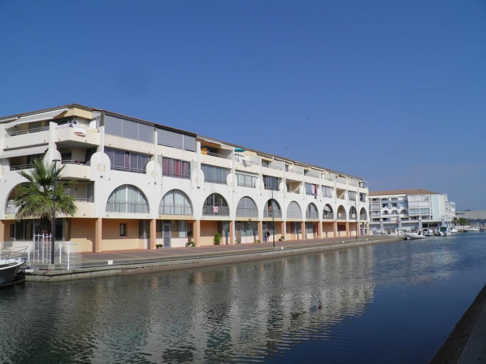 Appartement climatisé avec loggia et parking à 200m de la plage - FR-1-338-442 Apartment in Occitanie