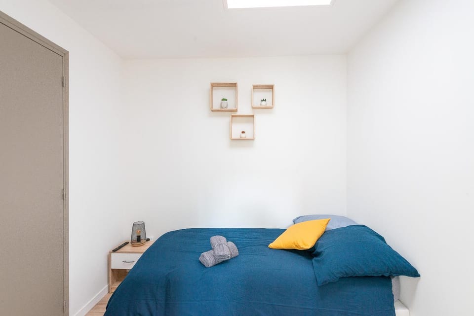 Bed, Photo of the whole room, Bedroom