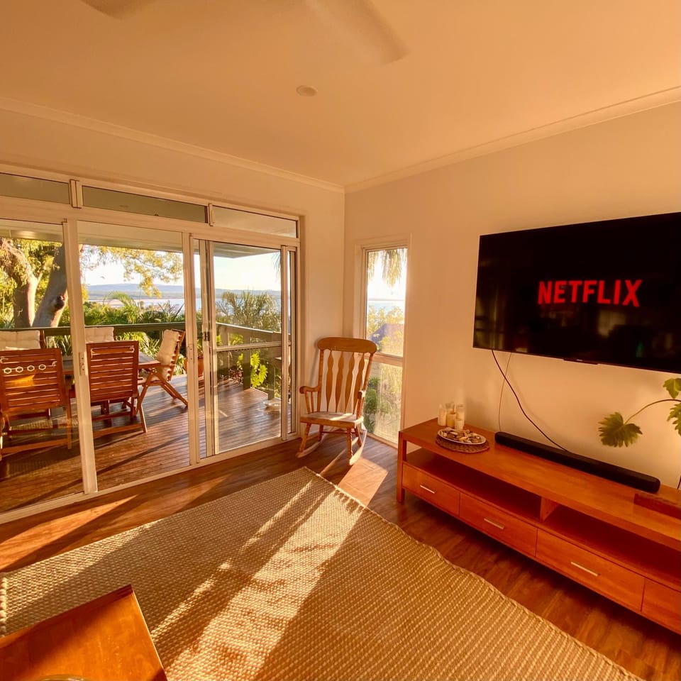 Communal lounge/ TV room, TV and multimedia, Living room, Seating area, Evening entertainment