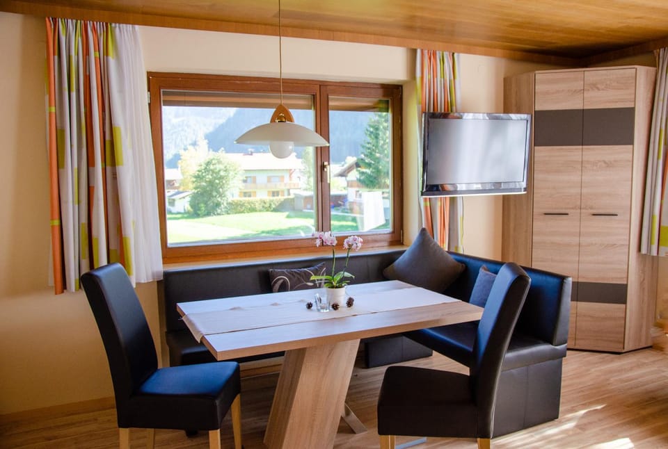 Seating area, Dining area