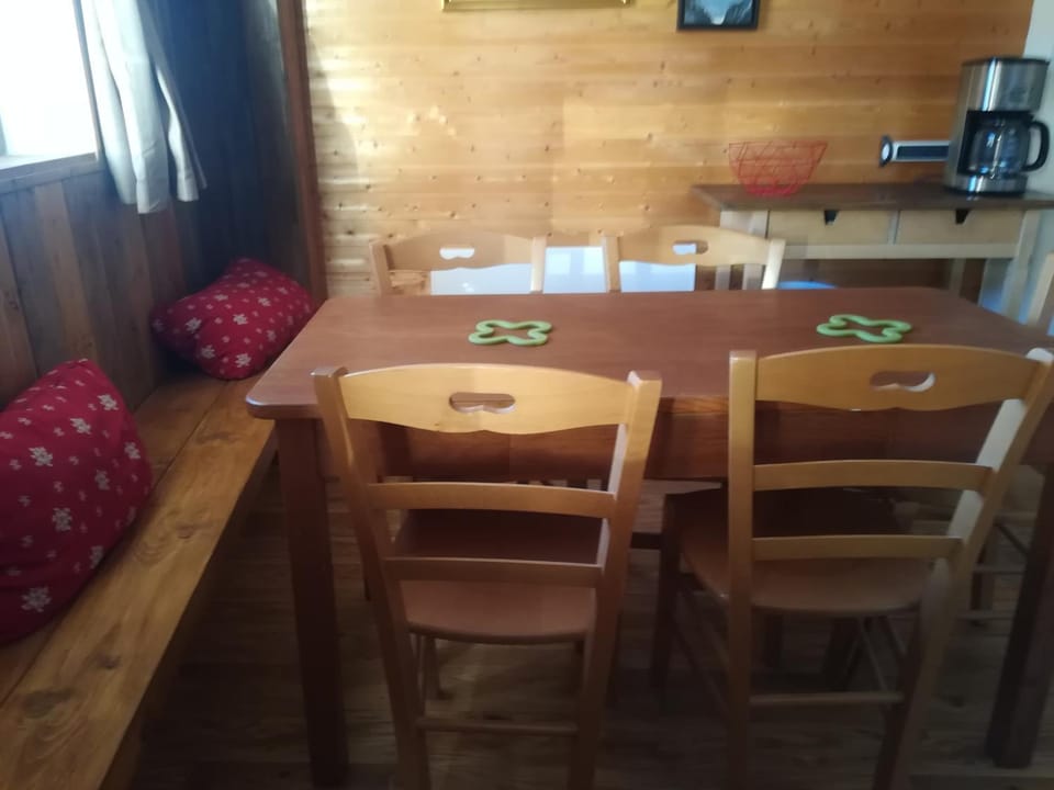 Coffee/tea facilities, Dining area